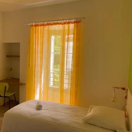 Апартаменты Barque Fleurie Esprit Retro, Jardin & Parking Prive