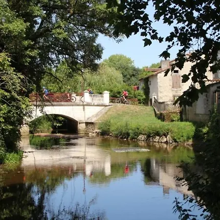Barque Fleurie Avec Jardin Aubeterre-sur-Dronne
